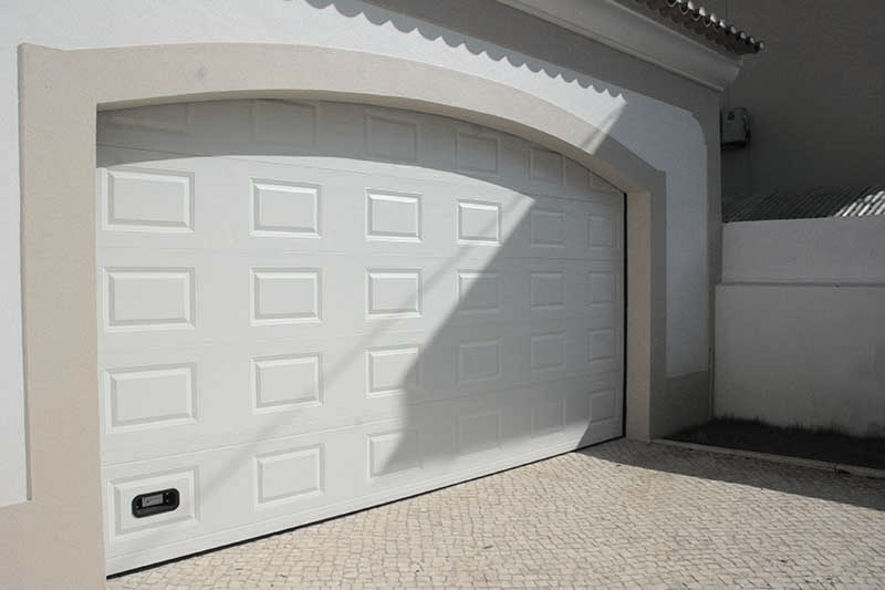 puerta de garaje seccional blanca