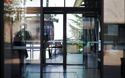 Cómo funcionan los sensores de las puertas automáticas