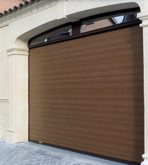 puerta de garaje moderna en madera